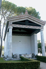 Una din curţile Villa Giulia. Renovarea a templului Alatri.