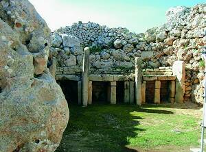 О существовании мегалитического комплекса Джгантия узнали в 1826 году. К сожалению, к раскопкам вернулись много позже, в середине XX века, когда храм уже сильно пострадал.